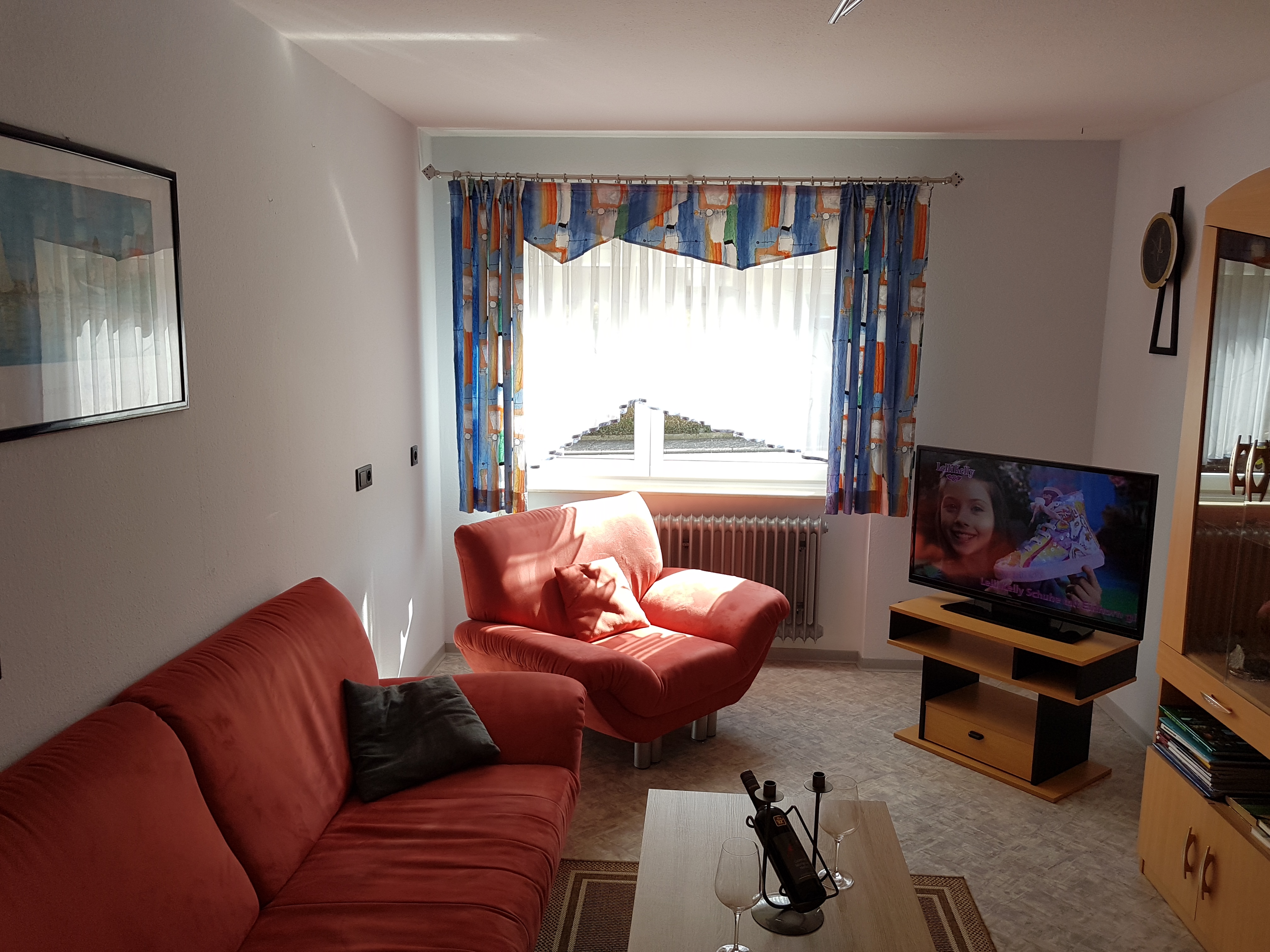 Wohnzimmer mit Sat-TV, 4-Sofa und 1 Einzelsessel